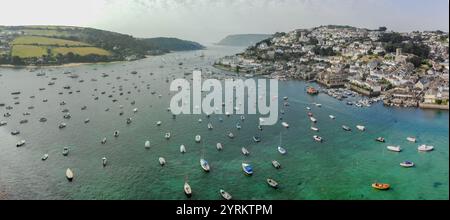 Luftaufnahme der Stadt Salcombe entlang der Mündung, aufgenommen von oberhalb Snapes Point, East Portlemouth, Sharp Tor und Rickham Common in Sicht Stockfoto