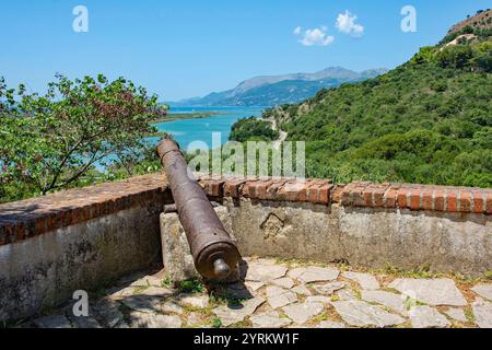 Eine Kanone überblickt den Vivari Channel und den Lake Butrint auf der Akropolis Terrace im Butrint Archaeological Park, im Butrint National Park, Albanien Stockfoto