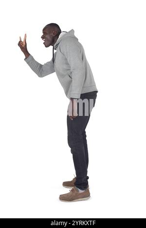 Ansicht eines Mannes, der das Hörnensymbol mit Fingern auf weißem Hintergrund zeigt Stockfoto