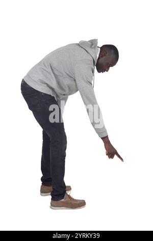 Profilansicht eines Mannes, der auf weißem Hintergrund nach unten zeigt Stockfoto