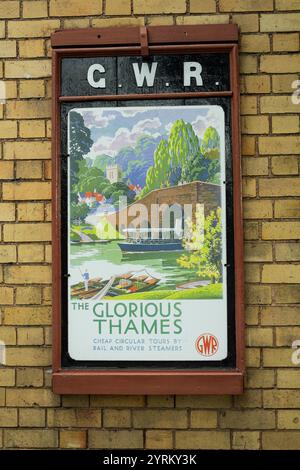 Severn Valley Railway, Bridgnorth, Shropshire, 16-06-2019. Vintage Great Western Railway (GWR) Reiseposter mit der Werbung für „Glorious Thames“. Stockfoto