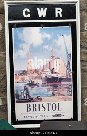 Severn Valley Railway, Bridgnorth, Shropshire, 16-06-2019. Vintage Great Western Railway (GWR) Reiseposter mit der Werbung „Bristol“. Stockfoto