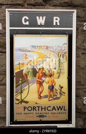 Severn Valley Railway, Bridgnorth, Shropshire, 16-06-2019. Vintage Great Western Railway (GWR) Reiseposter mit der Werbung „Porthcawl“. Stockfoto