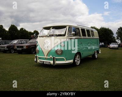 Klassischer VW-Bus mit geteiltem Bildschirm auf einer Autoausstellung Stockfoto