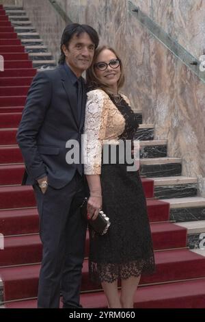 TURIN, ITALIEN - 26. NOVEMBER: Ornella Muti nimmt am 42. Torino Film Festival 2024 zusammen mit dem künstlerischen Leiter der Veranstaltung Teil, Giulio Base TURIN, ITALIEN - 26. NOVEMBER: Ornella Muti nimmt am 42. Torino Film Festival 2024 zusammen mit dem künstlerischen Leiter der Veranstaltung, Giulio Base, Teil Stockfoto