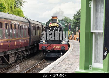 Severn Valley Railway, Arley, Worcestershire, 16-06-2019. Die Bristolian 473, eine alte Dampfeisenbahn, fährt in die Arley Station. Der Fahrer lehnt sich aus. Stockfoto