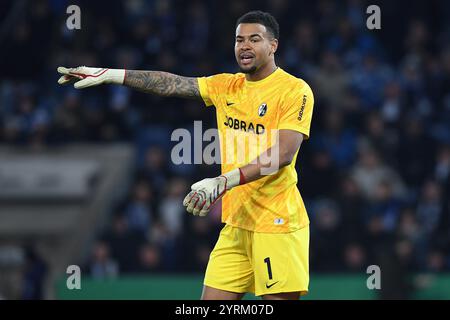 Bielefeld, Deutschland. Dezember 2024. Fussball DFB-Pokal Achtelfinale DSC Arminia Bielefeld - SC Freiburg am 03.12.2024 in der SchuecoArena in Bielefeld Noah Atubolu ( Freiburg ) DFB-Vorschriften verbieten jede Verwendung von Fotografien als Bildsequenzen und/oder Quasi-Video. Foto: Revierfoto Credit: ddp Media GmbH/Alamy Live News Stockfoto