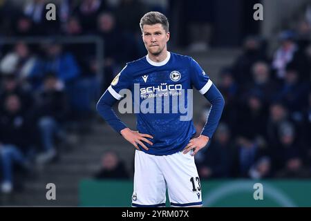 Bielefeld, Deutschland. Dezember 2024. Fussball DFB-Pokal Achtelfinale DSC Arminia Bielefeld - SC Freiburg am 03.12.2024 in der SchuecoArena in Bielefeld Lukas Kunze ( Bielefeld ) DFB-Vorschriften verbieten jede Verwendung von Fotografien als Bildsequenzen und/oder Quasi-Video. Foto: Revierfoto Credit: ddp Media GmbH/Alamy Live News Stockfoto