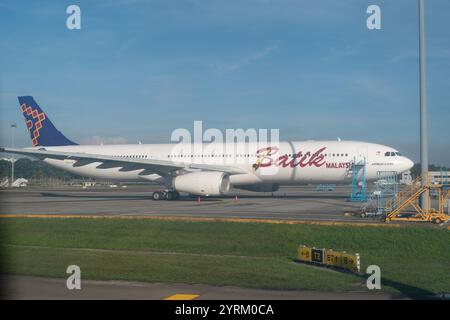 KUALA LUMPUR, MALAYSIA - 15. NOVEMBER 2023: Batik Air Malaysia Airbus A330 auf dem Asphalt, wie in KLIA gesehen. Batik Air Malaysia bietet Flüge nach Vari Stockfoto
