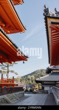 Kyoto, Japan - 4. April 2023: Kiyomizu-dera-Tempel. Malerischer Blick auf den Tempel mit Kirschblüte. Das antike Kyoto UNESCO-Weltkulturerbe Stockfoto