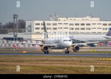 Airbus 320 von Condor startete am Frankfurter Rhein-Main Airport auf der Startbahn West, was in der Fluglärmkommission aufgrund des Flachstartverfahrens und dem damit verbundenen Fluglärm in den angrenzenden Städten und Gemeinden proteste auslöst - Frankfurt 04.12.2024: Frankfurter Rhein-Main Flughafen *** der Condor Airbus 320 startet vom Flughafen Frankfurt Rhein-Main auf der Westbahn, was aufgrund des Flachstartverfahrens und des damit verbundenen Fluglärms in den Nachbarstädten und Gemeinden zu Protesten in der Fluglärmkommission führt. Frankfurt 04 12 2024 Frankfurt Rhein Main Air Stockfoto