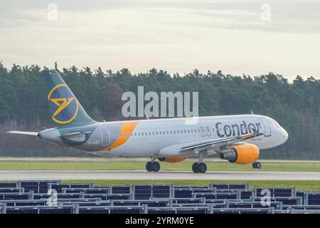 Airbus 320 von Condor startete am Frankfurter Rhein-Main Airport auf der Startbahn West, was in der Fluglärmkommission aufgrund des Flachstartverfahrens und dem damit verbundenen Fluglärm in den angrenzenden Städten und Gemeinden proteste auslöst - Frankfurt 04.12.2024: Frankfurter Rhein-Main Flughafen *** der Condor Airbus 320 startet vom Flughafen Frankfurt Rhein-Main auf der Westbahn, was aufgrund des Flachstartverfahrens und des damit verbundenen Fluglärms in den Nachbarstädten und Gemeinden zu Protesten in der Fluglärmkommission führt. Frankfurt 04 12 2024 Frankfurt Rhein Main Air Stockfoto
