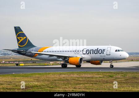 Airbus 320 von Condor startete am Frankfurter Rhein-Main Airport auf der Startbahn West, was in der Fluglärmkommission aufgrund des Flachstartverfahrens und dem damit verbundenen Fluglärm in den angrenzenden Städten und Gemeinden proteste auslöst - Frankfurt 04.12.2024: Frankfurter Rhein-Main Flughafen *** der Condor Airbus 320 startet vom Flughafen Frankfurt Rhein-Main auf der Westbahn, was aufgrund des Flachstartverfahrens und des damit verbundenen Fluglärms in den Nachbarstädten und Gemeinden zu Protesten in der Fluglärmkommission führt. Frankfurt 04 12 2024 Frankfurt Rhein Main Air Stockfoto