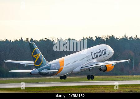 Airbus 320 von Condor startete am Frankfurter Rhein-Main Airport auf der Startbahn West, was in der Fluglärmkommission aufgrund des Flachstartverfahrens und dem damit verbundenen Fluglärm in den angrenzenden Städten und Gemeinden proteste auslöst - Frankfurt 04.12.2024: Frankfurter Rhein-Main Flughafen *** der Condor Airbus 320 startet vom Flughafen Frankfurt Rhein-Main auf der Westbahn, was aufgrund des Flachstartverfahrens und des damit verbundenen Fluglärms in den Nachbarstädten und Gemeinden zu Protesten in der Fluglärmkommission führt. Frankfurt 04 12 2024 Frankfurt Rhein Main Air Stockfoto