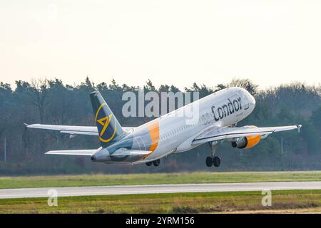 Airbus 320 von Condor startete am Frankfurter Rhein-Main Airport auf der Startbahn West, was in der Fluglärmkommission aufgrund des Flachstartverfahrens und dem damit verbundenen Fluglärm in den angrenzenden Städten und Gemeinden proteste auslöst - Frankfurt 04.12.2024: Frankfurter Rhein-Main Flughafen *** der Condor Airbus 320 startet vom Flughafen Frankfurt Rhein-Main auf der Westbahn, was aufgrund des Flachstartverfahrens und des damit verbundenen Fluglärms in den Nachbarstädten und Gemeinden zu Protesten in der Fluglärmkommission führt. Frankfurt 04 12 2024 Frankfurt Rhein Main Air Stockfoto