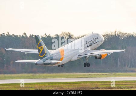 Airbus 320 von Condor startete am Frankfurter Rhein-Main Airport auf der Startbahn West, was in der Fluglärmkommission aufgrund des Flachstartverfahrens und dem damit verbundenen Fluglärm in den angrenzenden Städten und Gemeinden proteste auslöst - Frankfurt 04.12.2024: Frankfurter Rhein-Main Flughafen *** der Condor Airbus 320 startet vom Flughafen Frankfurt Rhein-Main auf der Westbahn, was aufgrund des Flachstartverfahrens und des damit verbundenen Fluglärms in den Nachbarstädten und Gemeinden zu Protesten in der Fluglärmkommission führt. Frankfurt 04 12 2024 Frankfurt Rhein Main Air Stockfoto