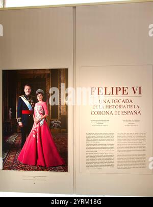 Große Foto- und Informationstafel über König Felipe VI. Von Spanien und Königin Letizia von Spanien in einem Korridor im Königspalast Madrid Spanien Europa Stockfoto