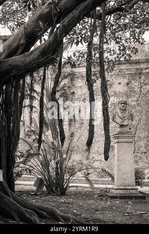 Stimmungsvolle Straßenszene in Schwarz-weiß, Ortigia, Sizilien, Italien. Stockfoto