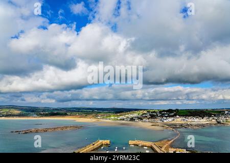 Das kornische Dorf Marazion aus Sicht vom Meer an einem sonnigen Herbsttag Cornwall England UK Stockfoto