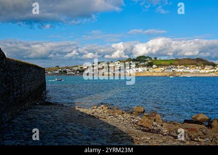 Das kornische Dorf Marazion aus Sicht vom Meer an einem sonnigen Herbsttag Cornwall England UK Stockfoto