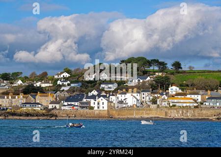 Das kornische Dorf Marazion aus Sicht vom Meer an einem sonnigen Herbsttag Cornwall England UK Stockfoto