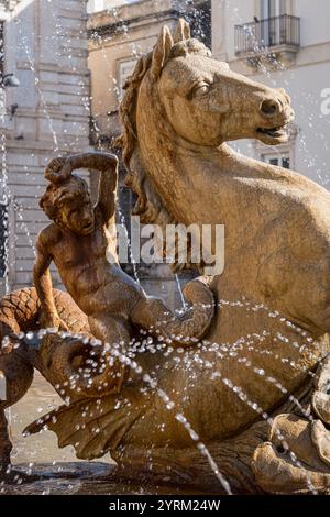 Der Brunnen von Diana auf dem Archimedes-Platz, Ortigia, Sizilien, Italien. Stockfoto