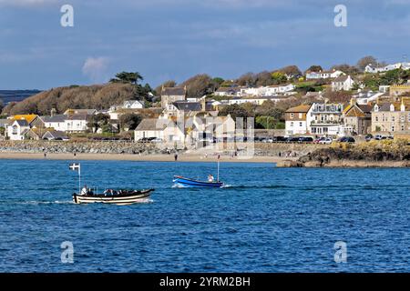 Das kornische Dorf Marazion aus Sicht vom Meer an einem sonnigen Herbsttag Cornwall England UK Stockfoto