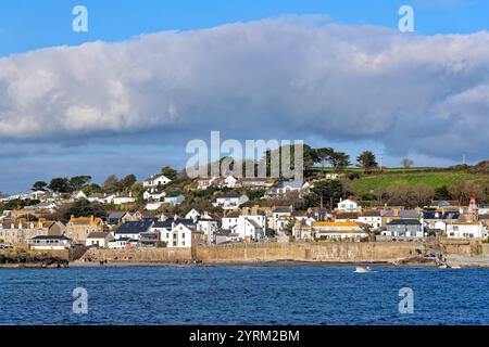 Das kornische Dorf Marazion aus Sicht vom Meer an einem sonnigen Herbsttag Cornwall England UK Stockfoto