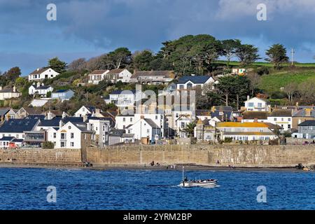 Das kornische Dorf Marazion aus Sicht vom Meer an einem sonnigen Herbsttag Cornwall England UK Stockfoto