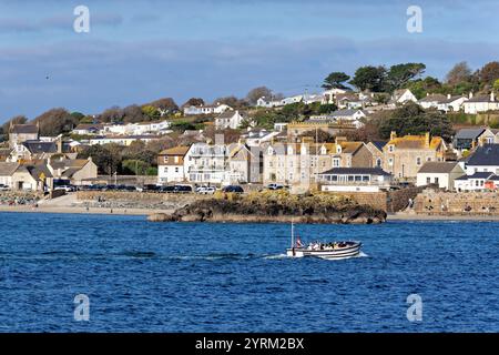 Das kornische Dorf Marazion aus Sicht vom Meer an einem sonnigen Herbsttag Cornwall England UK Stockfoto