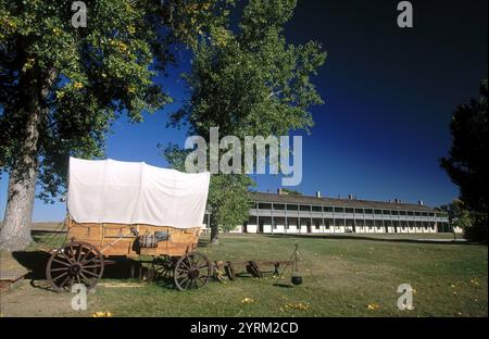 Kavallerie-Kaserne und Wagen. Außenposten der alten Westarmee (ca. 1849). Fort Laramie National Historic Site. Wyoming. USA Stockfoto