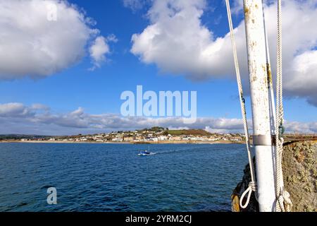 Das kornische Dorf Marazion aus Sicht vom Meer an einem sonnigen Herbsttag Cornwall England UK Stockfoto