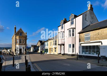 Die Kreuzung von Kings Road und West End im Dorfzentrum von Marazion an einem sonnigen Herbstabend Cornwall England UK Stockfoto