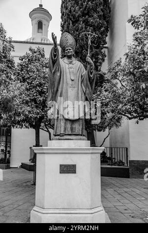 Sevilla, Spanien – 24. FEBRUAR 2022: Statue von Papst Johannes Paul, errichtet vor der Kathedrale von Sevilla im Jahr 2012, Sevilla, Spanien. Stockfoto