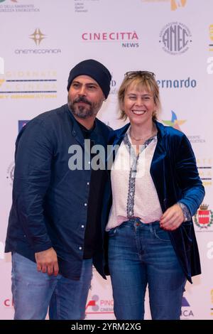 Sorrent, Italien. Dezember 2024. Marco D'Amore und Cecile Allegra nehmen am 4. Dezember 2024 an der Fotokonferenz im „Giornate di Cinema 2024“ in Sorrent, Neapel, Italien, Teil. (Foto: Francesco Luciano/NurPhoto) Credit: NurPhoto SRL/Alamy Live News Stockfoto