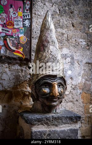 Statue mit dem Gesicht von Pulcinella in der Via Tribunali in der Altstadt von Neapel, Italien Stockfoto