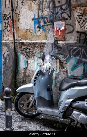 Vespa Motorrad, Straßenszene, Neapel, Italien Stockfoto