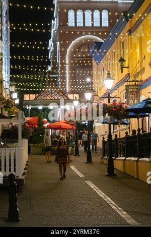 Straßenblick auf die Innenstadt von Victoria bei Nacht mit Touristen. Marktplatz am Abend mit beleuchteten Straßen und Menschen, die durch Victoria BC Can spazieren gehen Stockfoto