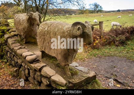 UK, County Durham, Teesdale, Bowlees, Low Force, Keith Alexanders Schafskulptur „A wonderful Place to be a Walker“ von 2002 Stockfoto