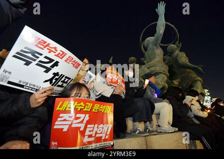 Seoul, Südkorea. Dezember 2024. Südkoreaner nehmen an einer Kundgebung Teil, die die Amtsenthebung des südkoreanischen Präsidenten Yoon Suk-yeol am 4. Dezember 2024 in Seoul, Südkorea, fordert. Südkoreanische Demonstranten marschierten am Mittwochabend auf das Präsidentenamt in der Hauptstadt Seoul zu, als sich die politische Krise, die von Präsident Yoon Suk-yeols plötzlicher Erklärung des Kriegsrechts im Land ausgelöst wurde, hinzog. Quelle: Jun Hyosang/Xinhua/Alamy Live News Stockfoto