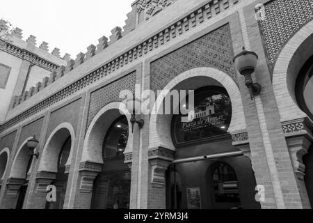 Sevilla, Spanien – 24. FEBRUAR 2022: Centro Comercial Plaza de Armas ist ein Einkaufszentrum im Mudejar-Stil in Sevilla, Spanien. Stockfoto