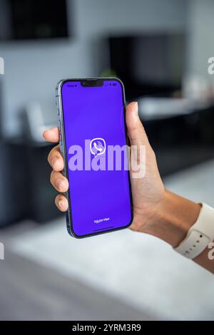 Prag, Tschechische republik - 2. Mai 2024: Frau, die iPhone mit dem Logo der Anwendung Rakuten Viber auf dem Bildschirm hält, die mobile Anwendung für Unternehmen nutzt Stockfoto
