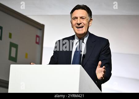 Rom, Italien. Dezember 2024. Enrico Gasbarra nimmt am 4. Dezember 2024 an der Einweihung der Veranstaltung „Piu Libri Piu Liberi“ im Kongresszentrum La Nuvola in Rom Teil. (Foto: Domenico Cippitelli/NurPhoto) Credit: NurPhoto SRL/Alamy Live News Stockfoto