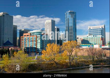 Blick auf den Eau Claire Market am Bow River, Downtown Calgary. Alberta, Kanada Stockfoto