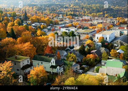 Herbstblick auf die Stadt vom Gyro Park. Nelson. British Columbia, Kanada Stockfoto