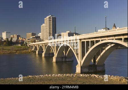 Blick auf die Broadway Bridge auf die Stadt. Saskatoon. Saskatchewan, Kanada Stockfoto