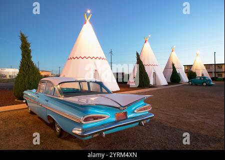 Wigwam Motel Beton Tipees und 1959 Chevrolet auf der Route 66 am Abend. Holbrook. Arizona, USA Stockfoto