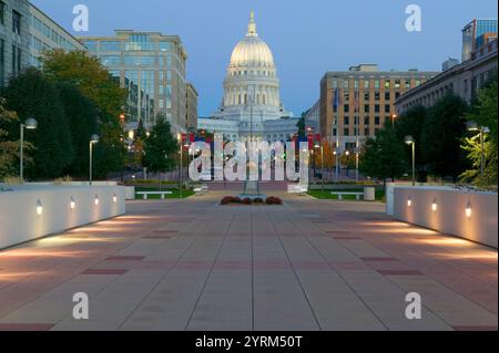 Wisconsin State Capitol Building, frühmorgens von der Monona Terrace entfernt. Madison. Wisconsin, USA Stockfoto