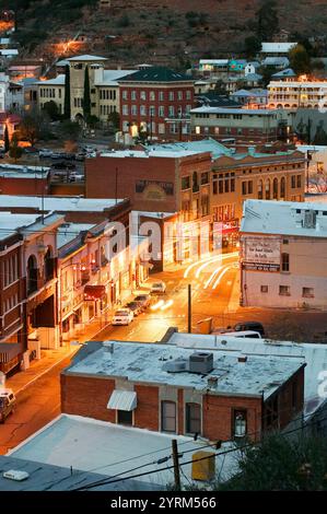 Blick auf Bisbee, ehemalige Bergbaustadt, am Abend. Arizona, USA Stockfoto