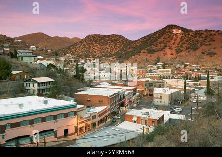 Blick auf Bisbee, ehemalige Bergbaustadt, am Abend. Arizona, USA Stockfoto